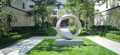 O sculptură de gazon circular de grădină