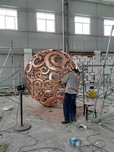 Ce fel de instrumente sunt folosite pentru a realiza sculptura cu sferă de fl...