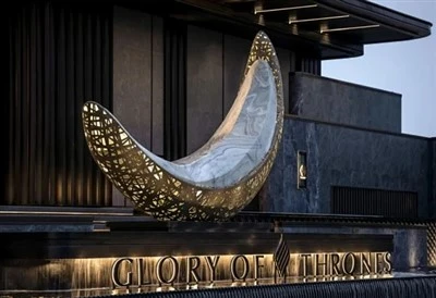Sculptură de lumină din oțel în aer liber